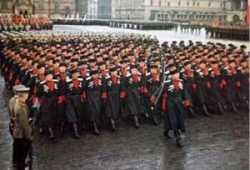 Два парада 1945 года: обмундирование победителей